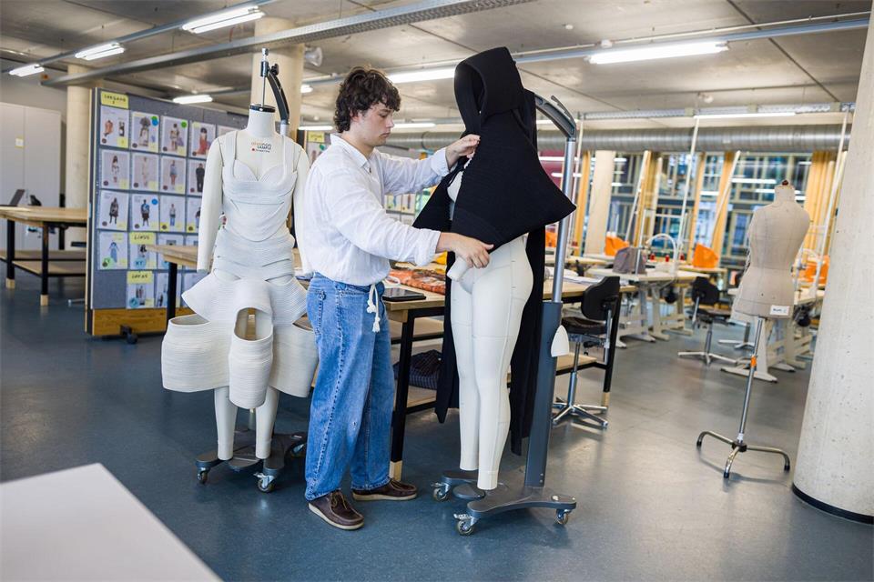 Student Linus Koss ließ sich von Trachten inspirieren. Moritz Frankenberg/dpa