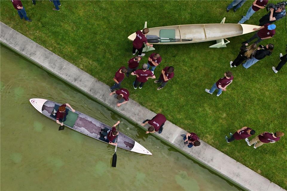 Studenten und Studentinnen der Bauhaus-Universität Weimar fahren mit dem Betonkanu auf dem Wasser im Weimarer Schwanseebad. (Aufnahme mit einer Drohne)Martin Schutt/dpa
