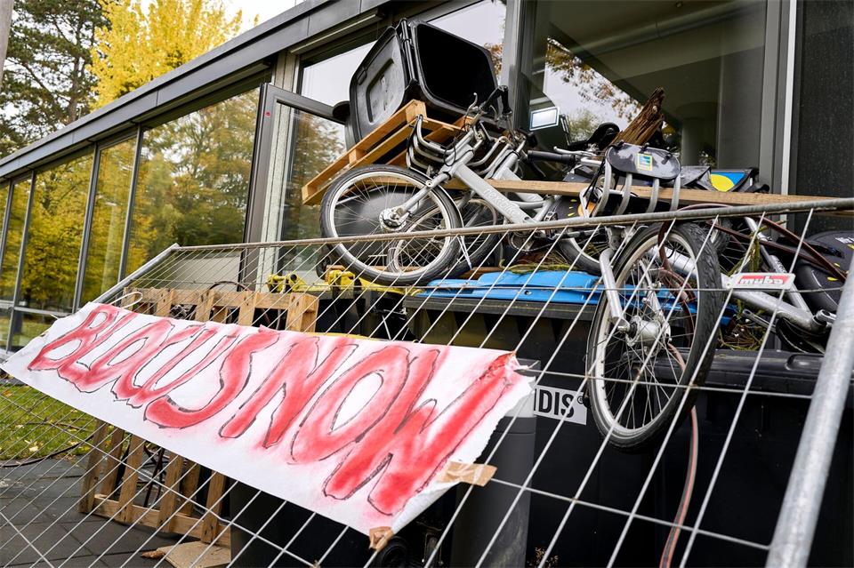 Studentinnen und Studenten blockierten am Mittwoch das Otto-Suhr-Institut der Freien Universität Berlin, um sich gegen Aufrüstung und Sozialkürzungen zu stellen. Die Aktion wurde von der Initiative „Gen Z regelt“ organisiert. Michael Ukas/dpa
