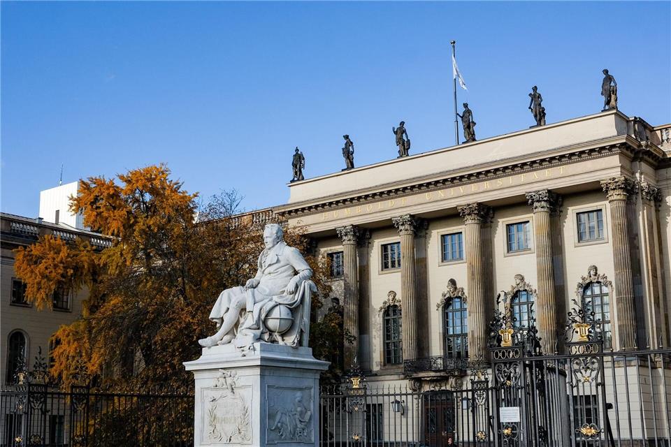 Studentische Mitarbeiterinnen und Mitarbeiter an den Berliner Hochschulen bekommen eine Gehaltserhöhung. (Archivfoto) Jens Kalaene/dpa-Zentralbild/dpa