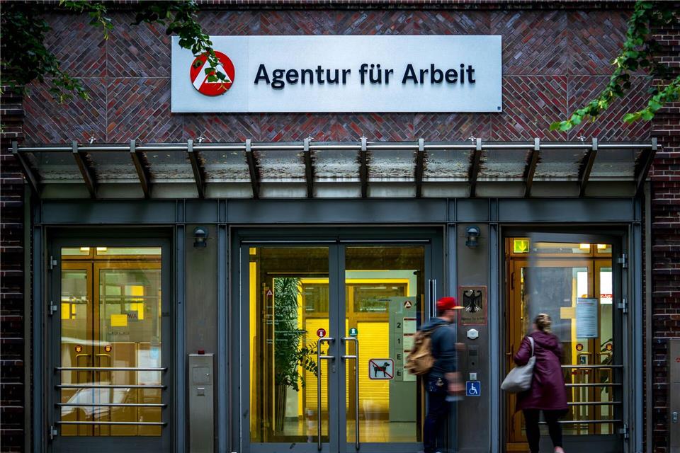 Studienstart und Ausbildungsbeginn wirken sich aber positiv auf den Arbeitsmarkt aus. (Archivfoto)Sina Schuldt/dpa