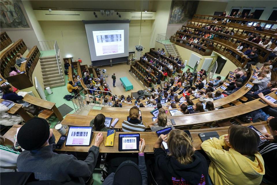 Studierende, die nicht mehr bei den Eltern wohnen und Bafög bekommen, müssen auf eine Erhöhung ein halbes Jahr länger warten. (Symbolbild)Jan Woitas/dpa