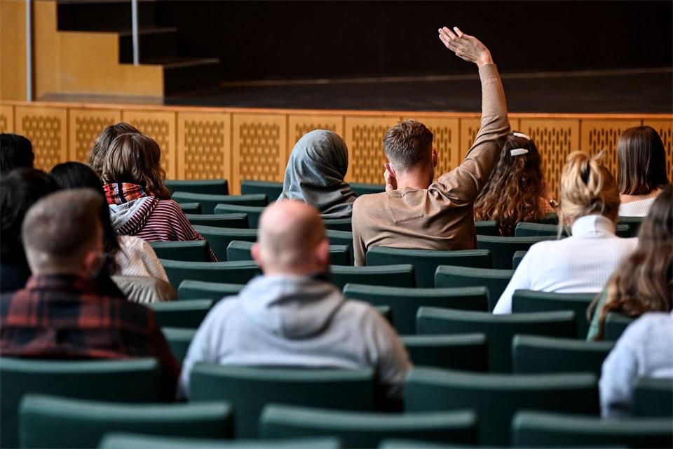 Studierende sollten genau abwägen, welche Versicherung über das gesamte Studium hinweg die beste für sie ist. Britta Pedersen/dpa-Zentralbild/dpa
