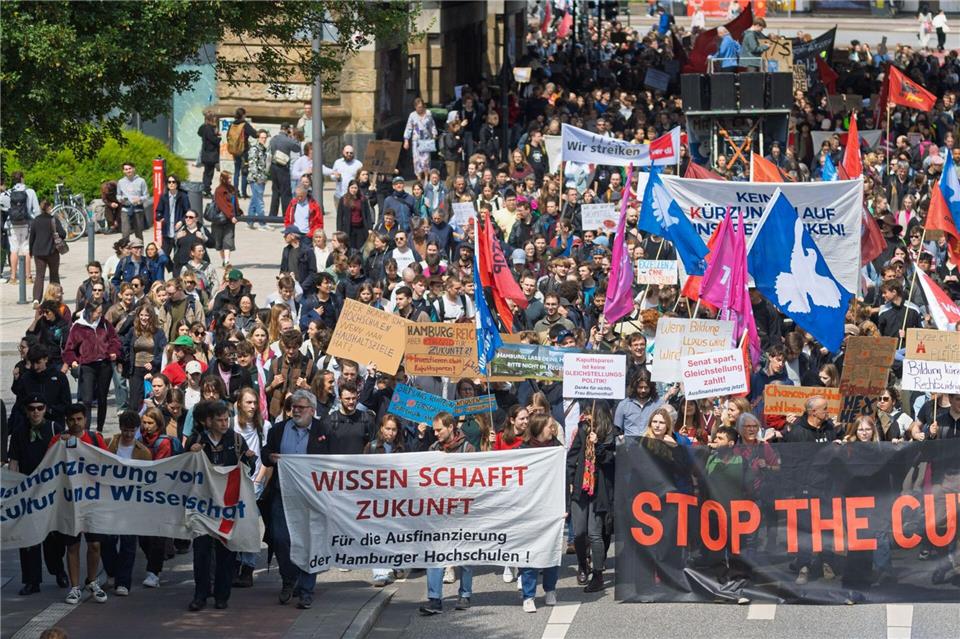 Studierende und Beschäftigte der Universität Hamburg gehen auf die Straße, weil sie angesichts der Sparvorgaben massive Einschränkungen fürchten.Markus Scholz/dpa