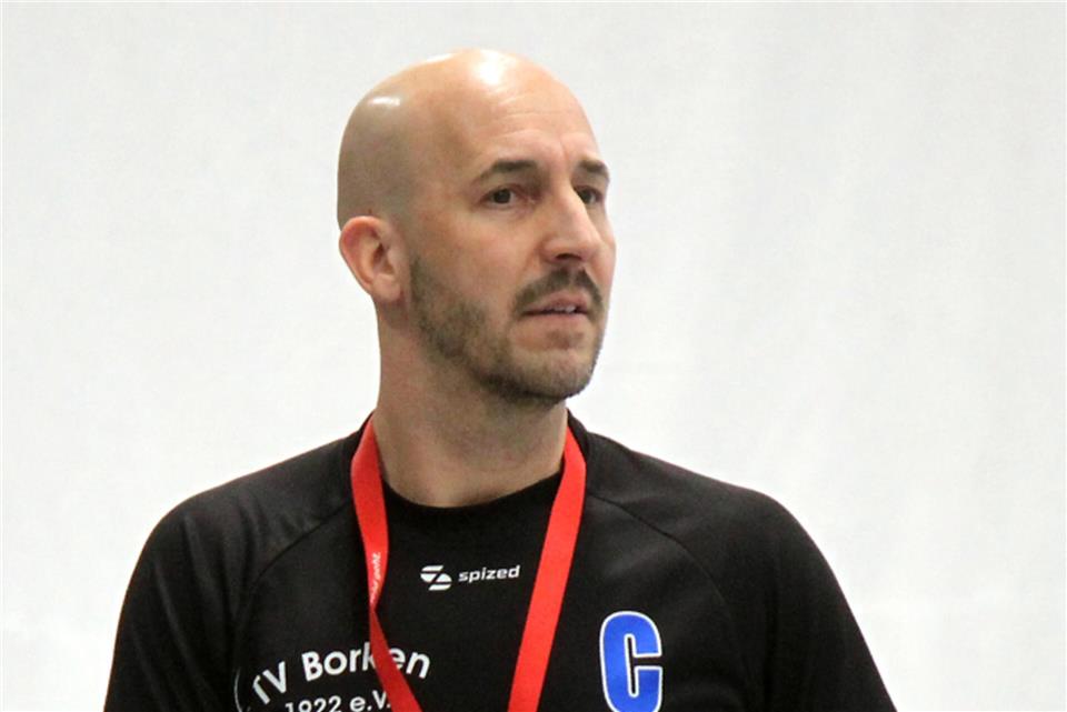 Studiert in der Vorbereitung auch ein neues Abwehrsystem ein: Christian Summen, Trainer von Borkens Verbandsliga-Herren.