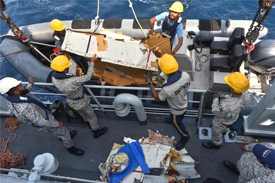 Stück für Stück heben die Einsatzkräfte die Trümmerteile aus dem Meer.Uncredited/Pakistan Navy/AP/dpa
