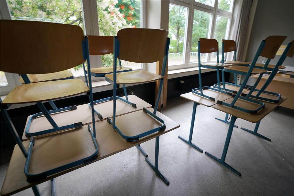 Stühle stehen in einem Klassenraum in einer Schule auf den Tischen. (Symbolbild)Marcus Brandt/dpa