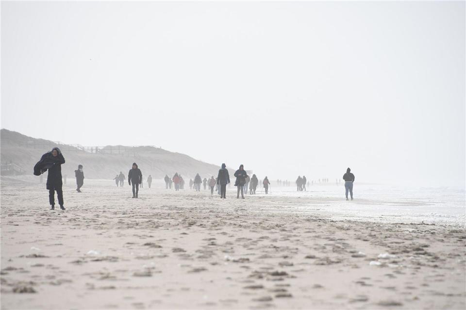Stürme aus Westen und die dadurch hervorgerufene Meeresbrandung tragen jährlich Teile der Westseite der Insel ab.Lea Albert/dpa