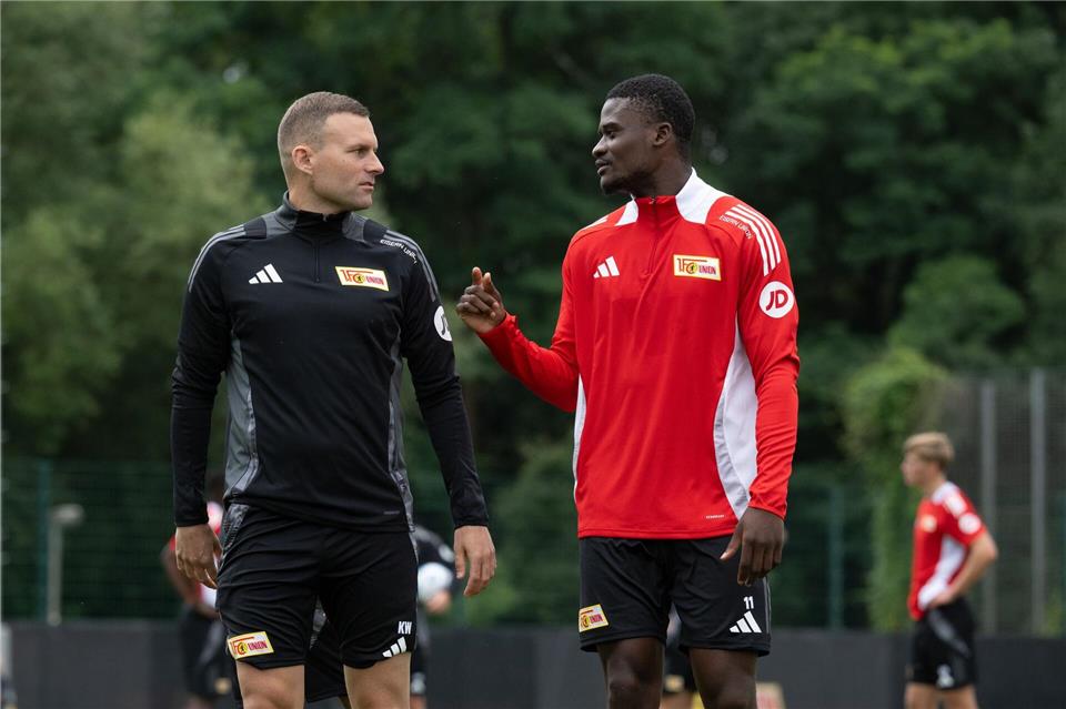Stürmer Chris Bedia (r) dürfte den 1. FC Union Berlin bald verlassen. (Archivbild)Soeren Stache/dpa