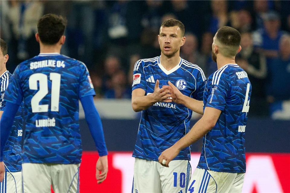 Stürmer Edin Dzeko (M) traf auch in seinem vierten Heimspiel für Schalke 04.Bernd Thissen/dpa