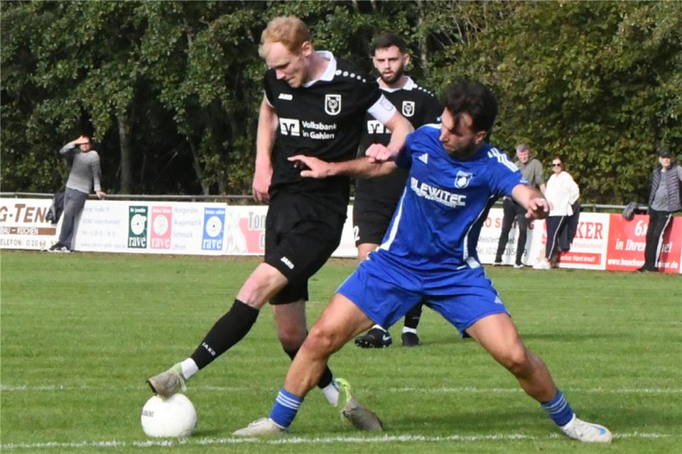 Stürmer Koray Arslan (rechts) arbeitete viel, den entscheidenden Treffer aber markierte im Wulfkamp-Stadion Dennis Lendl für den VfL Ramsdorf.