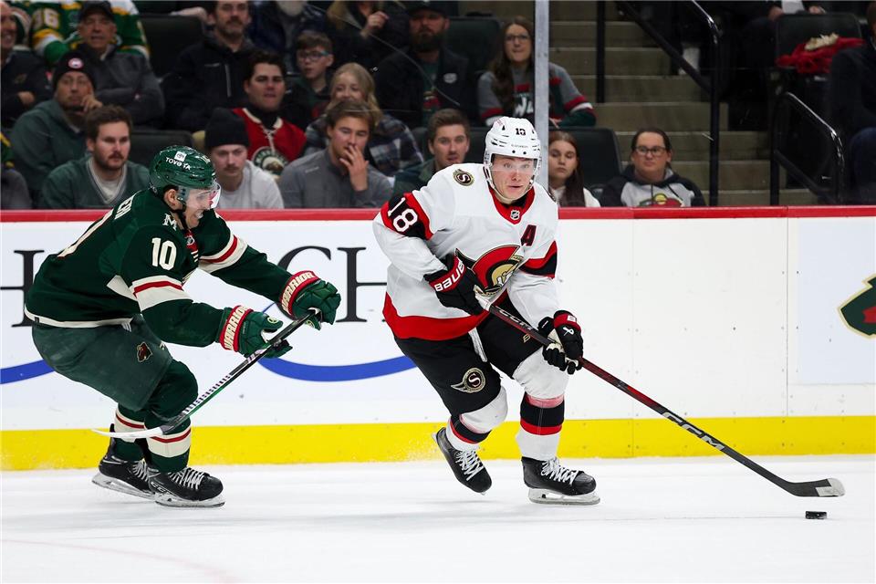 Stürmer Tim Stützle ist bei einem Check in einem Vorbereitungsspiel verletzt worden.Matt Krohn/AP/dpa