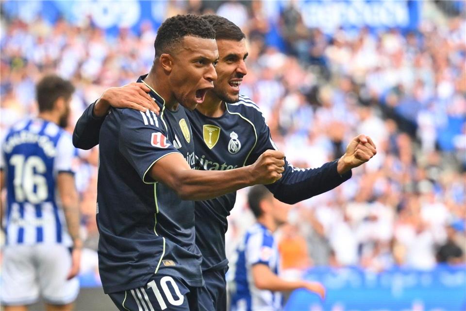Stürmerstar Kylian Mbappé (l) war der Garant für den vierten Saisonsieg von Real Madrid.Miguel Oses/AP/dpa
