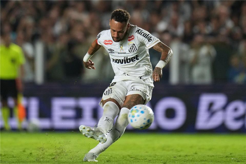 Stürmerstar Neymar steht bei der Fußball-WEM im brasilianischen Kader.Andre Penner/AP/dpa