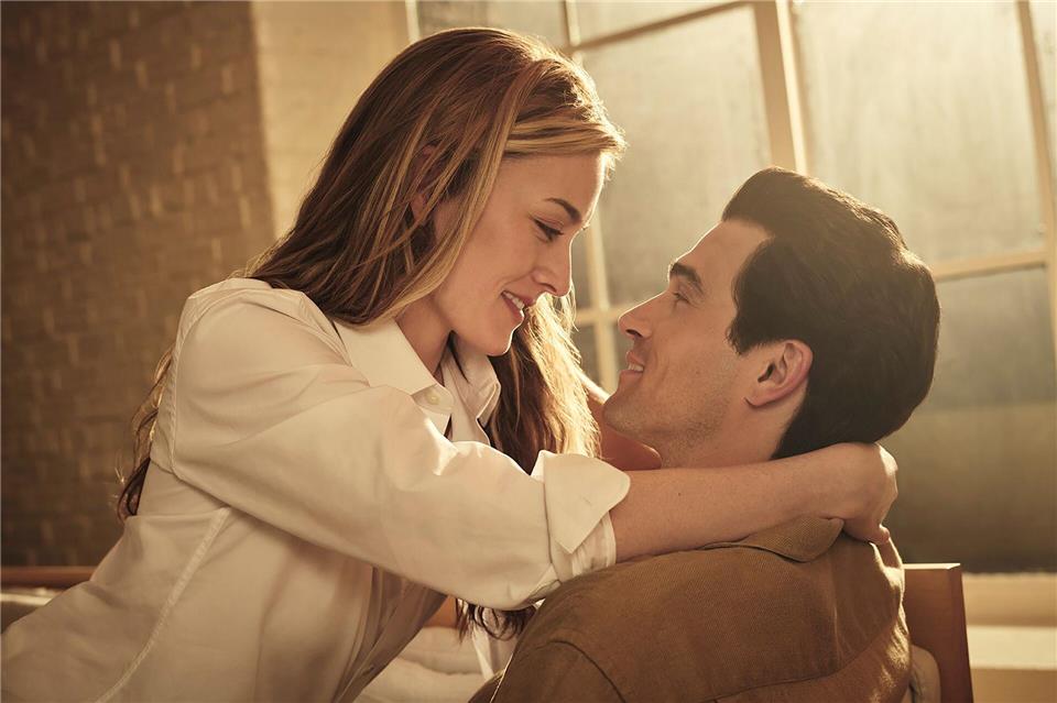 Stürmische Liebe: Sarah Pidgeon als Carolyn Bessette und Paul Kelly als John F. Kennedy Jr.. (Handout)Kurt Iswarienko/FX/Disney+/dpa