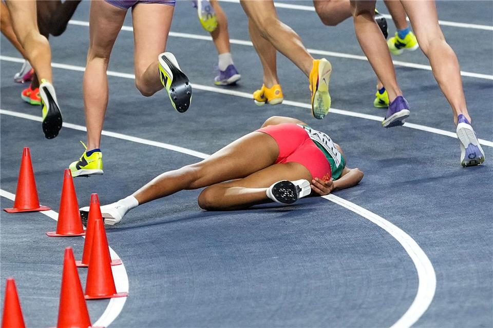 Stürzt - und verpasst eine Medaille: Die Äthiopierin Freweyni Hailu.Petr David Josek/AP/dpa