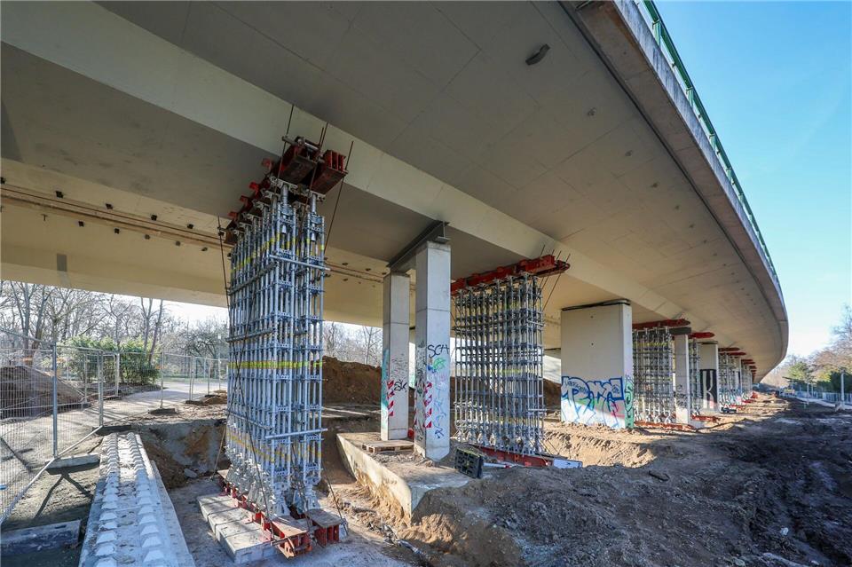 Stützen sichern die marode Agra-Brücke bei Leipzig.Jan Woitas/dpa