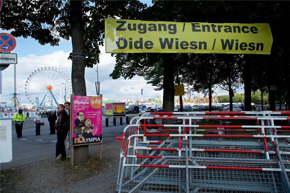 Stundenlang konnten Besucher das Wiesngelände nicht betreten. Michael Faulhaber/dpa