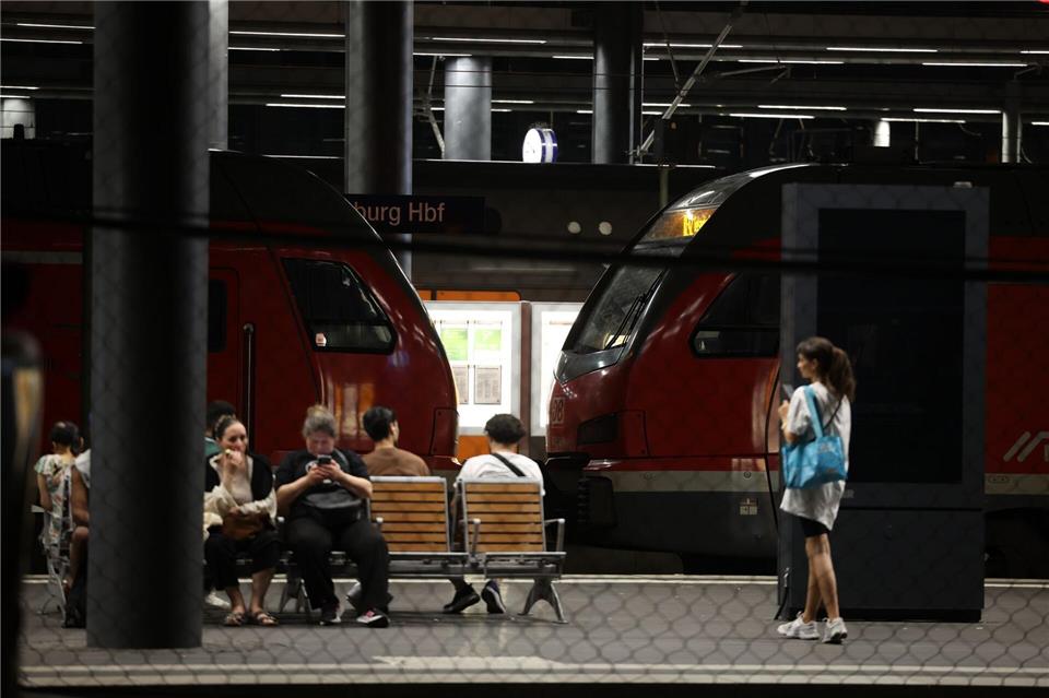 Stundenlang stand der Bahnverkehr still, nun rollen Züge wieder durch NRW.Christoph Reichwein/dpa