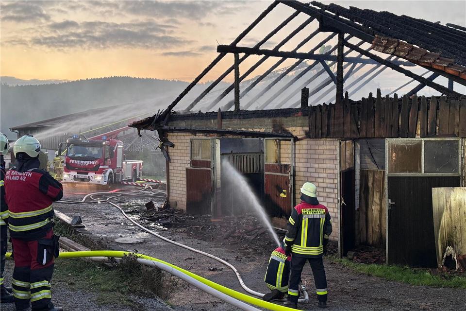 Stundenlang waren die Feuerwehrleute im Einsatz, um den Brand zu löschen.Stephan Fricke/News5/dpa