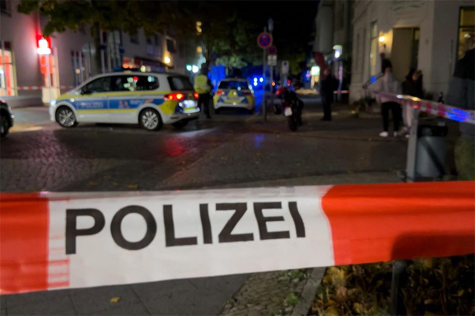 Stundenlange Ungewissheit im brandenburgischen Velten: Ein Mann verschanzte sich mit Schusswaffen in einer Wohnung - die Polizei sperrte die Gegend ab.Marco Porzig/dpa