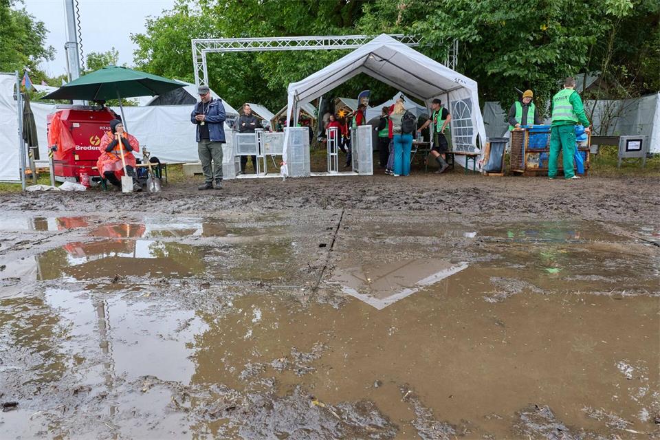 Stundenlanger Starkregen hat das Gelände von „Jamel rockt den Förster“ am Freitag in eine Schlammlandschaft verwandelt. Georg Wendt/dpa