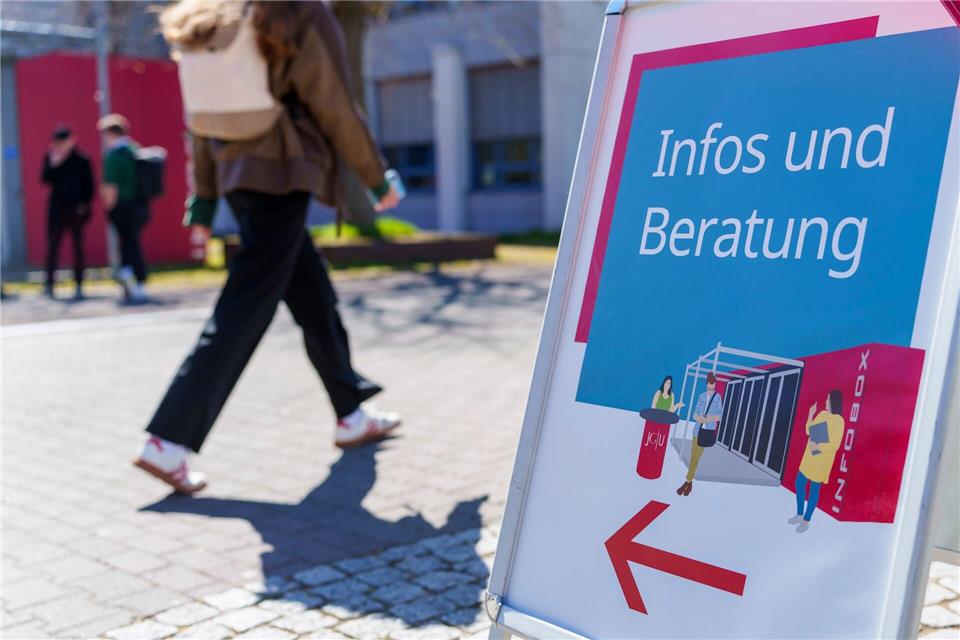 So kommen Erstsemester an der Universität klar Stundenplanberatung kann am Anfang hilfreich sein. (Symbolbild)Andreas Arnold/dpa