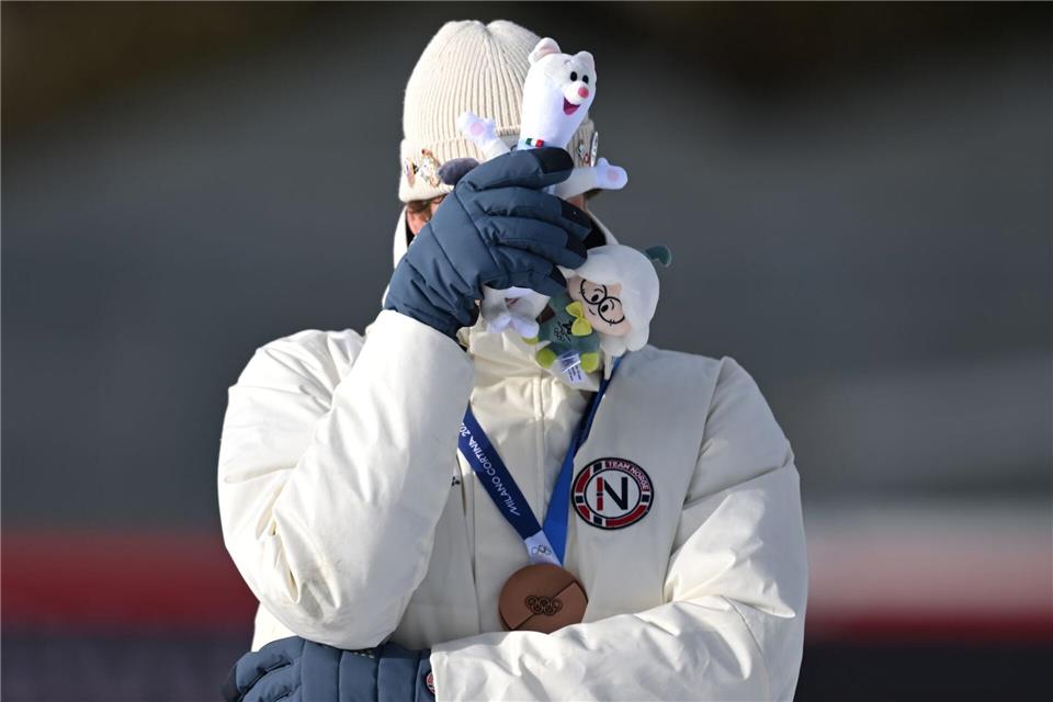 Sturla Holm Laegreid war auch bei der Siegerehrung kurzzeitig in Tränen aufgelöst.Hendrik Schmidt/dpa