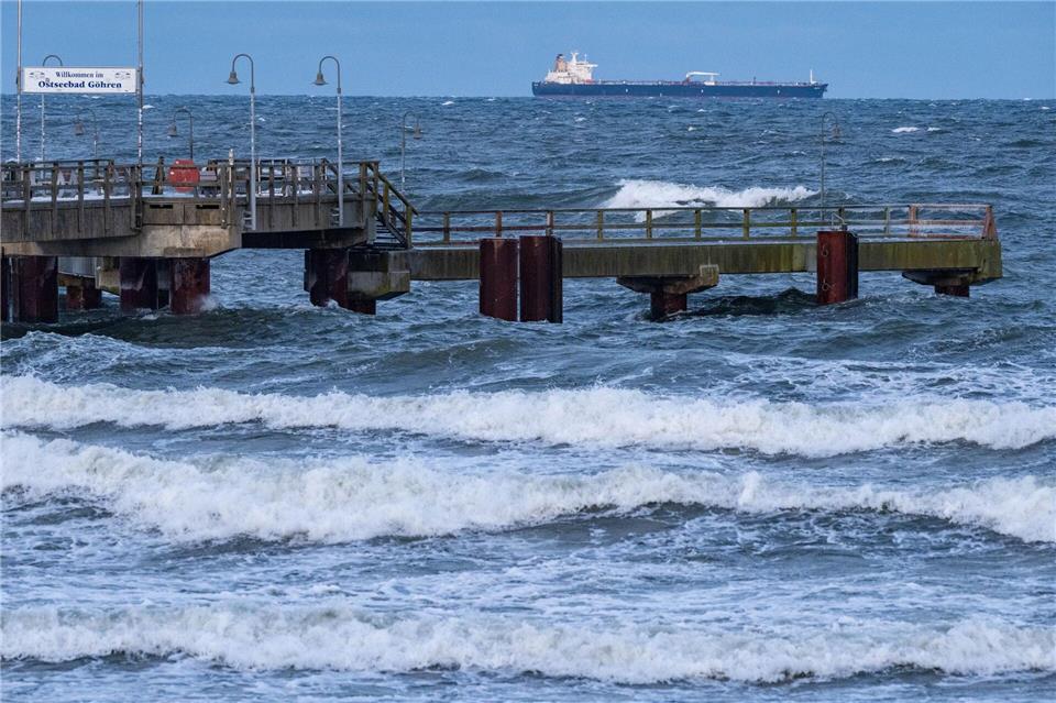 Sturm aus Osten drückte Wasser gegen die Küste.Stefan Sauer/dpa