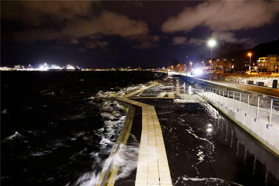 Sturm aus Osten hat viel Wasser in die Buchten und Förden getrieben.Frank Molter/dpa