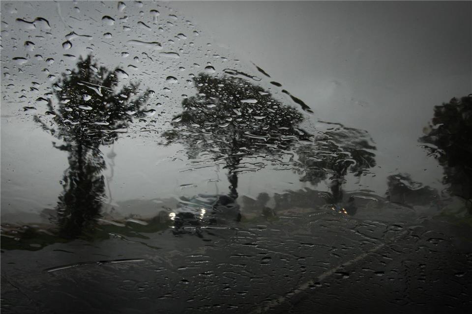 Sturm und Starkregen: Bei so extremen Wetterlagen fährt man möglichst gar nicht erst los.Friso Gentsch/dpa/dpa-tmn