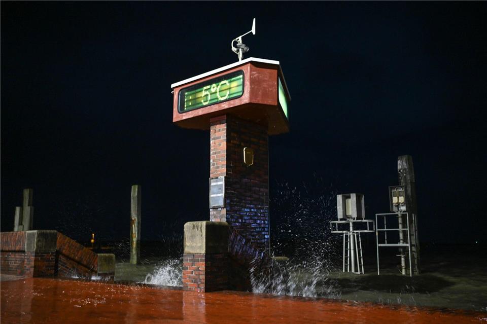 Sturmflut-Alarm an der Nordseeküste.Lars Penning/dpa