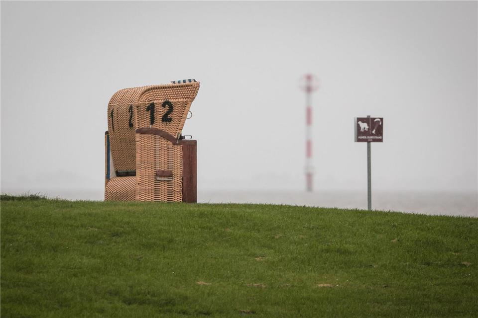 Sturmflut-Gefahr an der Nordsee: Regen, Böen und leere SträndeFocke Strangmann/dpa