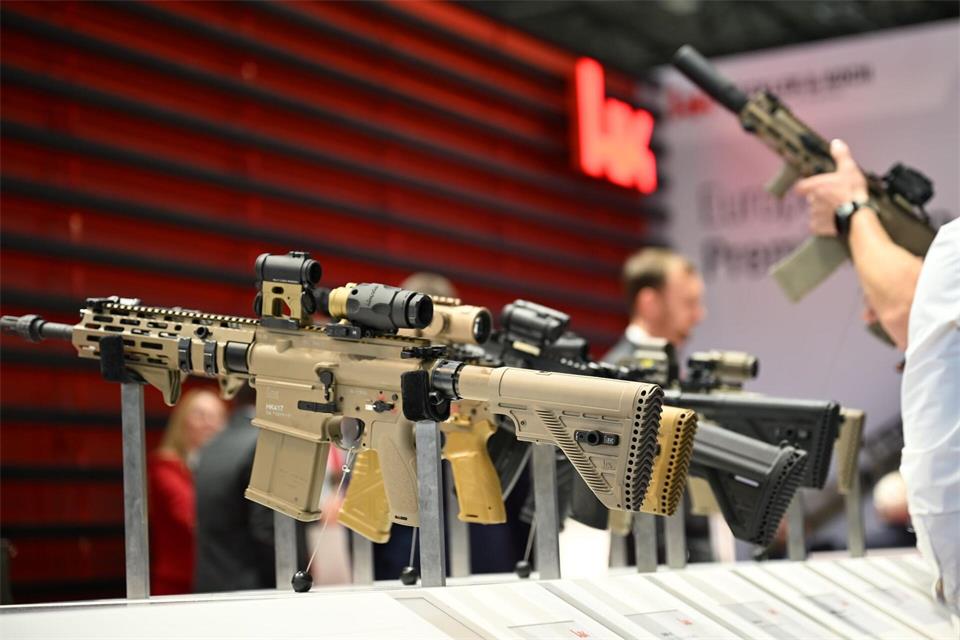 Sturmgewehre, die HK bei der Waffenmesse Eurosatory in Paris vorgestellt hat.Wolf von Dewitz/dpa