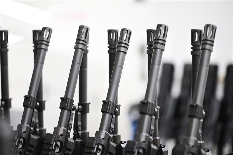 Sturmgewehre von Heckler & Koch. Der Waffenhersteller hat als Folge von illegalen Waffengeschäften eine Zahlung von 3,7 Millionen Euro an die Staatskasse getätigt.Bernd Weißbrod/dpa