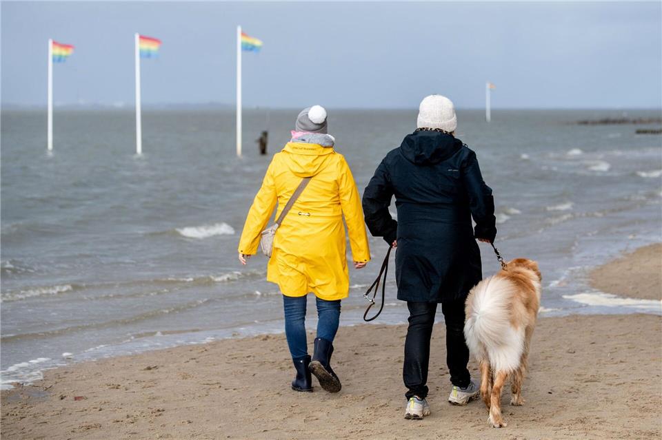 Sturmtief „Joshua“ sorgt für Feuerwehreinsätze im Norden  Sturmtief „Joshua“ sorgte für teils schwere Sturmböen an der Nordsee.Hauke-Christian Dittrich/dpa