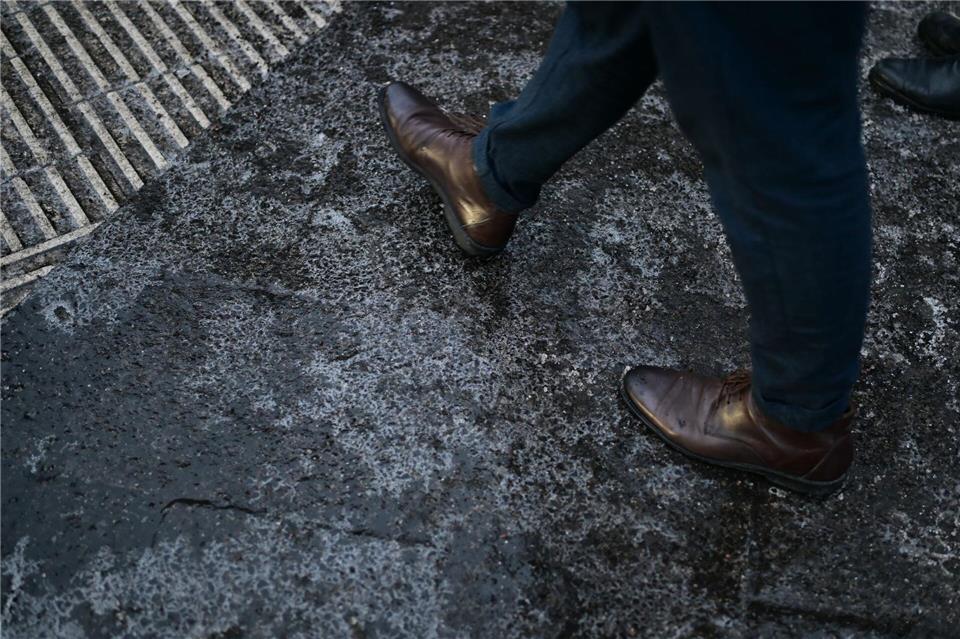 Sturzbedingte Knochenbrüche musste die Universitätsmedizin Greifswald infolge der Glätte behandeln. (Symbolbild)Sebastian Gollnow/dpa