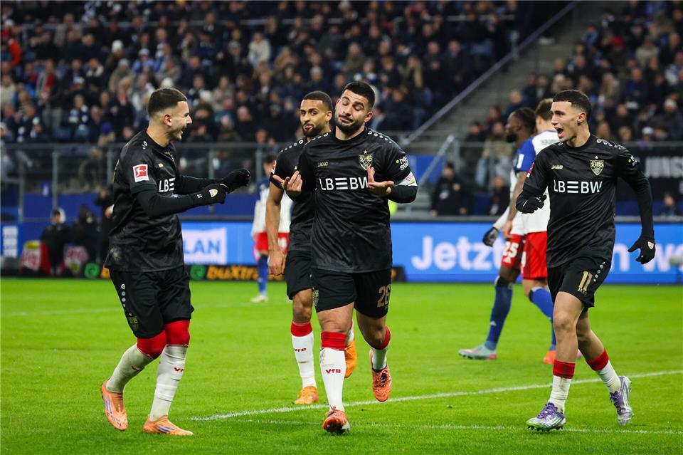 Stuttgarts Deniz Undav (M) wurde nach seinem Treffer zum 1:1 bejubelt.Christian Charisius/dpa