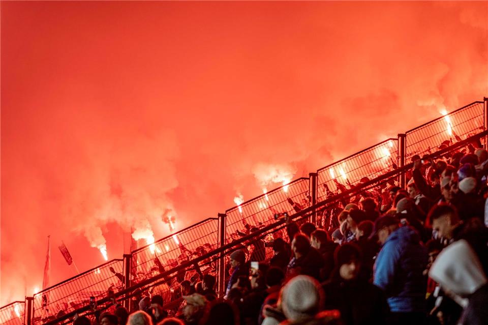 Stuttgarts Fans zünden Pyrotechnik beim DFB-Pokal-Spiel gegen den VfL Bochum.David Inderlied/dpa