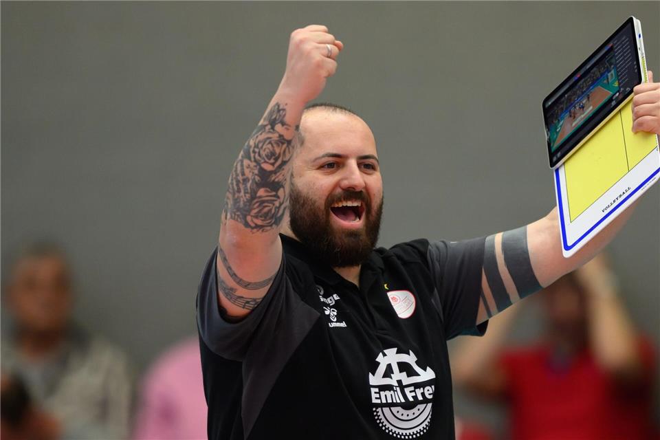 Stuttgarts Trainer Konstantin Bitter freut sich über weitere Vertragsverlängerungen. (Archivbild)Robert Michael/dpa