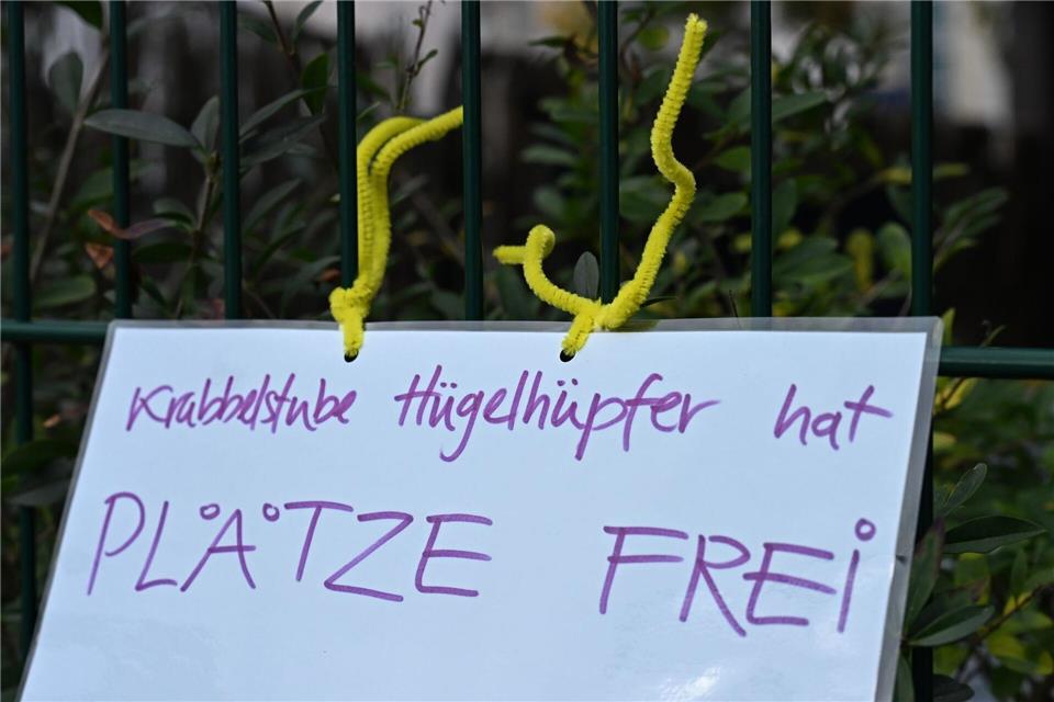 Kinder gesucht: Kinderkrippen melden freie Plätze Such-Aufruf statt Warteliste bei der Kinderkrippe „Hügelhüpfer“.Michael Brandt/dpa