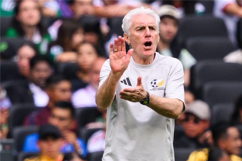 Südafrikas Trainer Hugo Broos kritisierte die FIFA. (Archivbild)Tom Weller/dpa