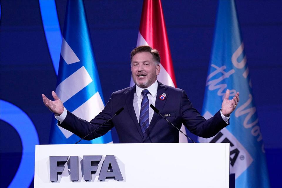 Südamerikas Fußballpräsident Alejandro Dominguez setzt sich für ein Turnier mit 64 Teams ein. (Archivbild)Fernando Calistro/AP/dpa