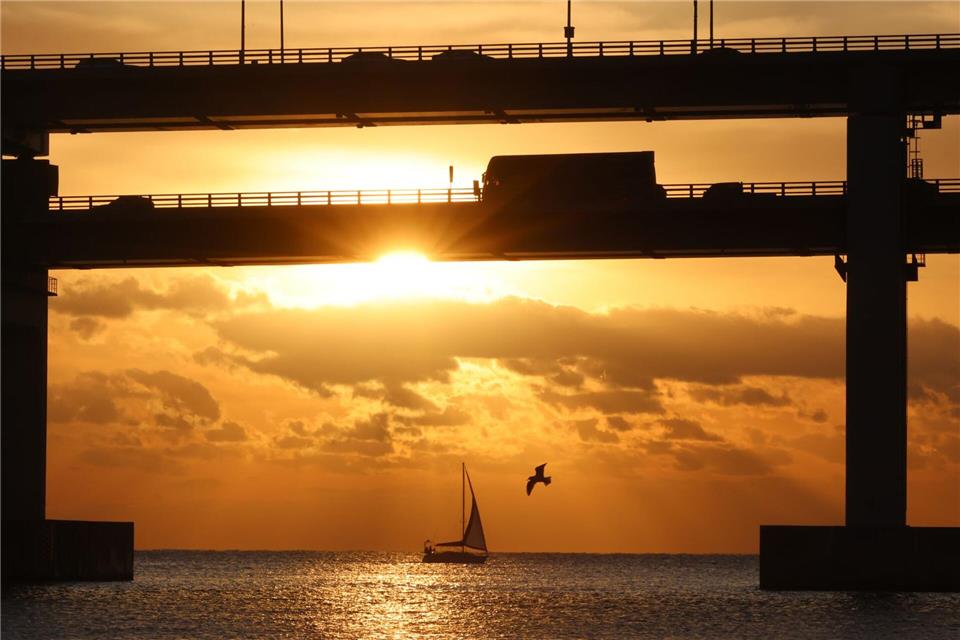 Südkorea: Früher Sonnenaufgang über Gwangan-Brücke in BusanYonhap/YNA/dpa