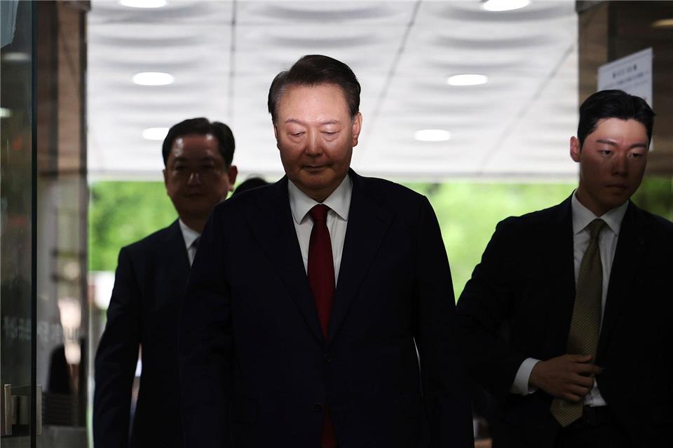 Südkoreas Ex-Präsident Yoon Suk Yeol, der im Dezember 2024 das Kriegsrecht verhängt hatte, wurde nun wegen Behinderung der Justiz verurteilt. (Archivbild)Kim Hong-Ji/Pool Reuters/AP/dpa