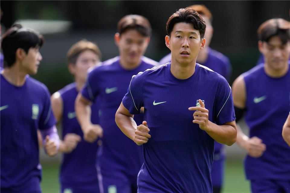 Südkoreas Fußball-Nationalmannschaft und ihr Star Heung-Min Son sollen im Training ausspioniert worden sein. (Archivbild)Matias Delacroix/AP/dpa