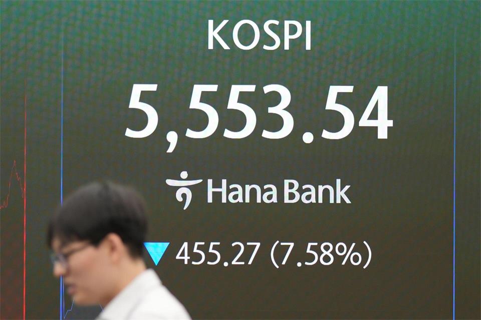 Südkoreas Leitindex Kospi gab seit seinem Allzeithoch im Juni deutlich nach. Lee Jin-man/AP/dpa