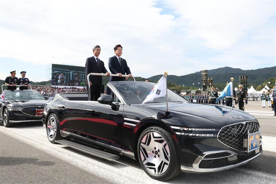 Südkoreas Präsident Lee Jae Myung (r) nimmt neben Verteidigungsminister Kang Shin Chul  an einer Truppenparade in der Militärbasis Gyeryongdae teil.Uncredited/YNA/dpa