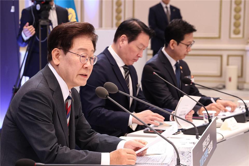 Südkoreas Präsident Lee Jae Myung stellt seinen ambitionierten Investitionsplan vor.-/YNA/POOL/dpa