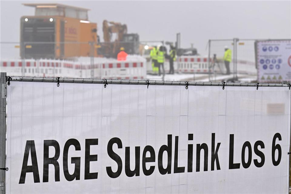 Suedlink gehört zu den wichtigsten Projekten der Energiewende. Nach Fertigstellung voraussichtlich Ende 2028 sollen Erdkabel mit einer Übertragungskapazität von vier Gigawatt Windstrom vom Norden in den Süden Deutschlands transportieren.Martin Schutt/dpa